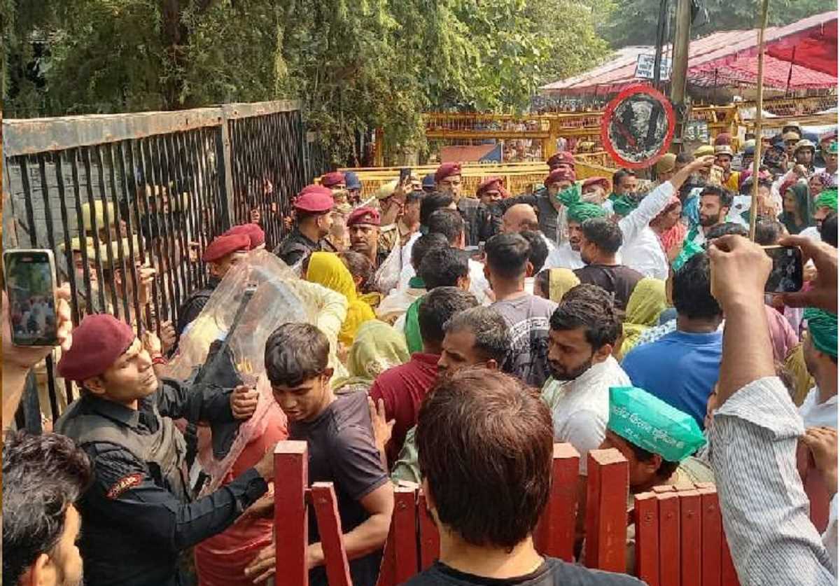 किसानों ने तोड़ा पुलिस बैरिकेड, हाई पावर कमेटी की रिपोर्ट से संतुष्ट नहीं